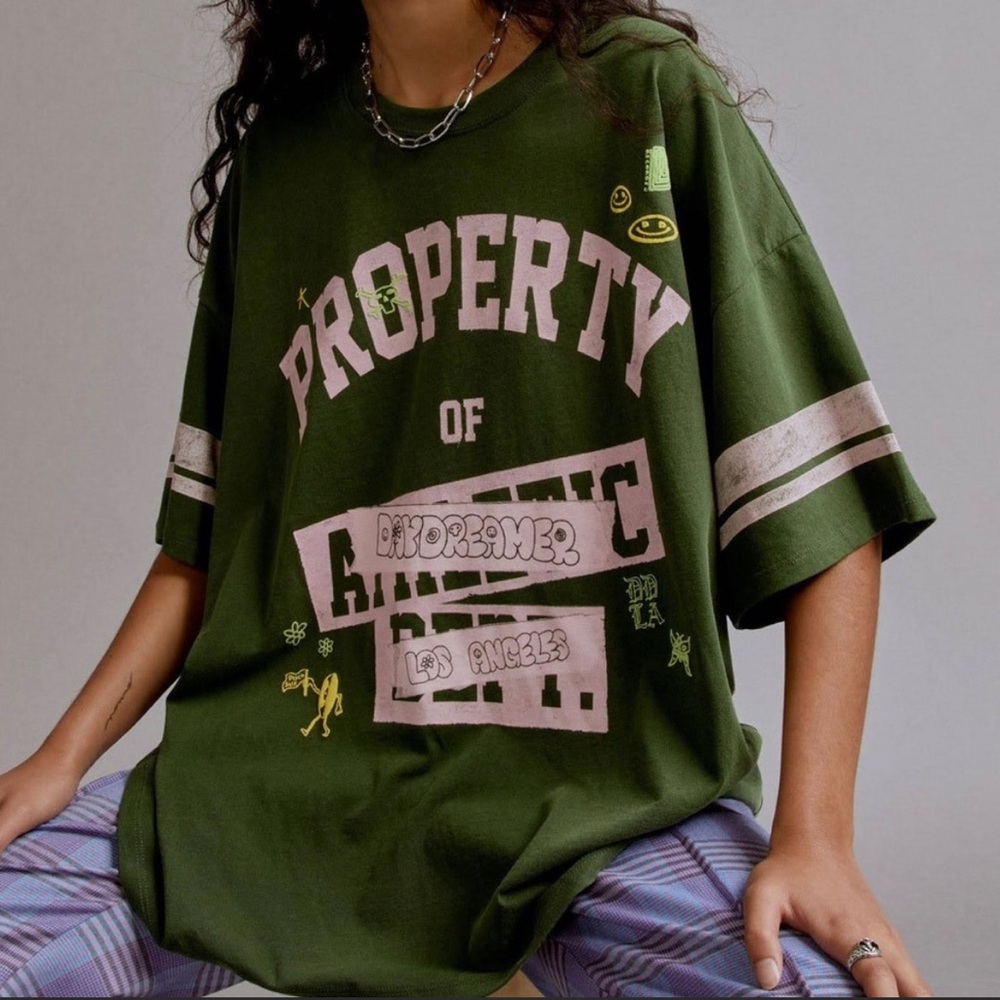 NEW! DAYDREAMER Property of Daydreamer Graphic Varsity One Size Green Tee - Picture 5 of 12